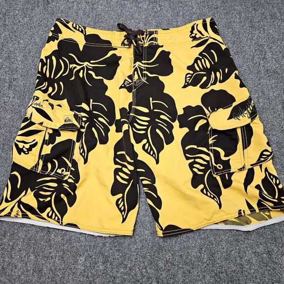 Quiksilver Board Shorts Size 38 Black Yellow Floral Design Hawaiian Hibiscus - Picture 1 of 7